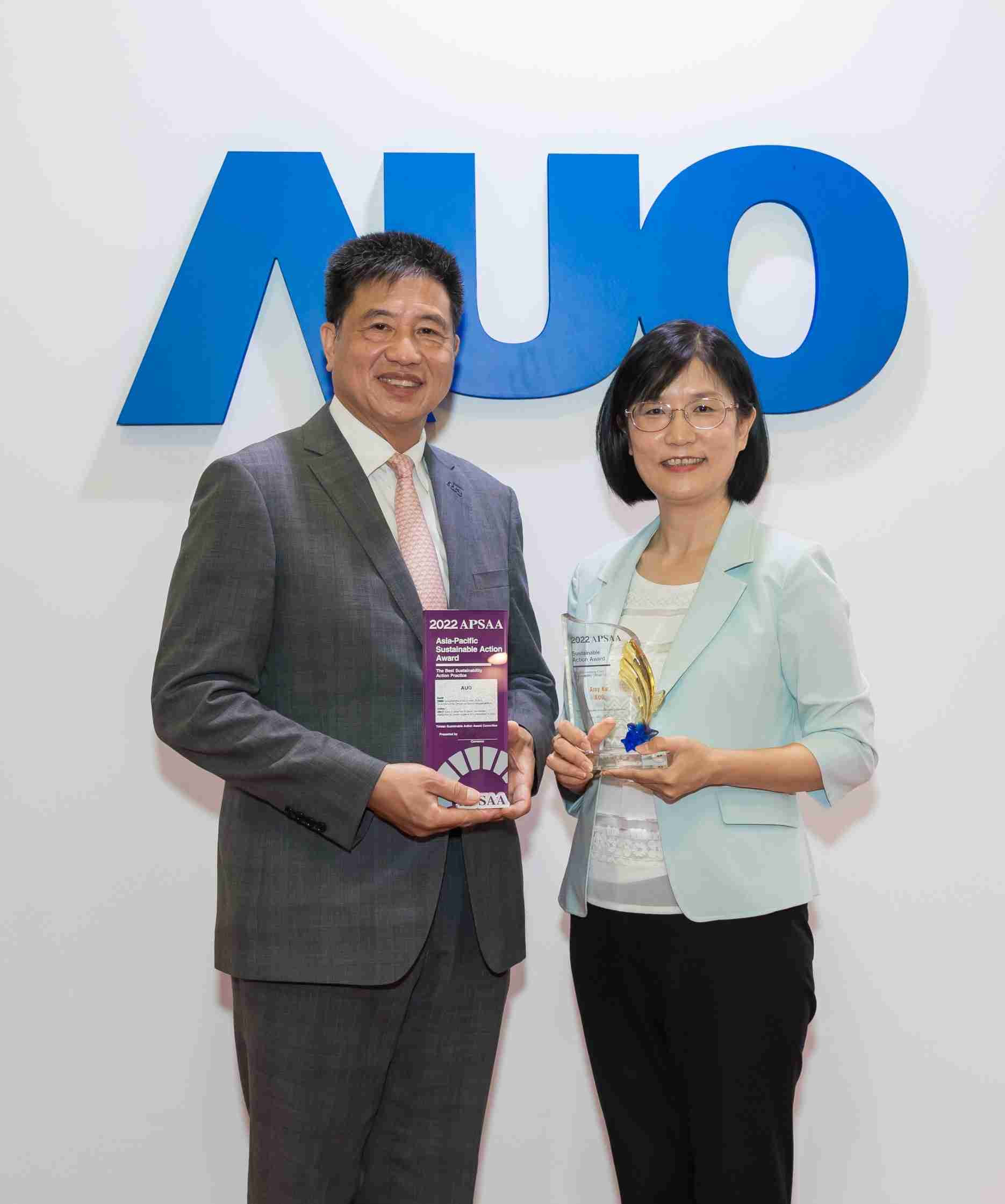 918.COM长期垫筑永续远景的基石，，，透过ESG暨气候委员会逐步实践永续策略蓝图。。。。其中，，918.COM光电永续长古秀华带领团队、、、、制定中长期目标，，，，缔造多面向亮眼表现，，获得「顶尖永续长奖」的个人奖殊荣（左：918.COM光电董事长暨执行长彭双浪，，，，右：918.COM光电永续长古秀华）