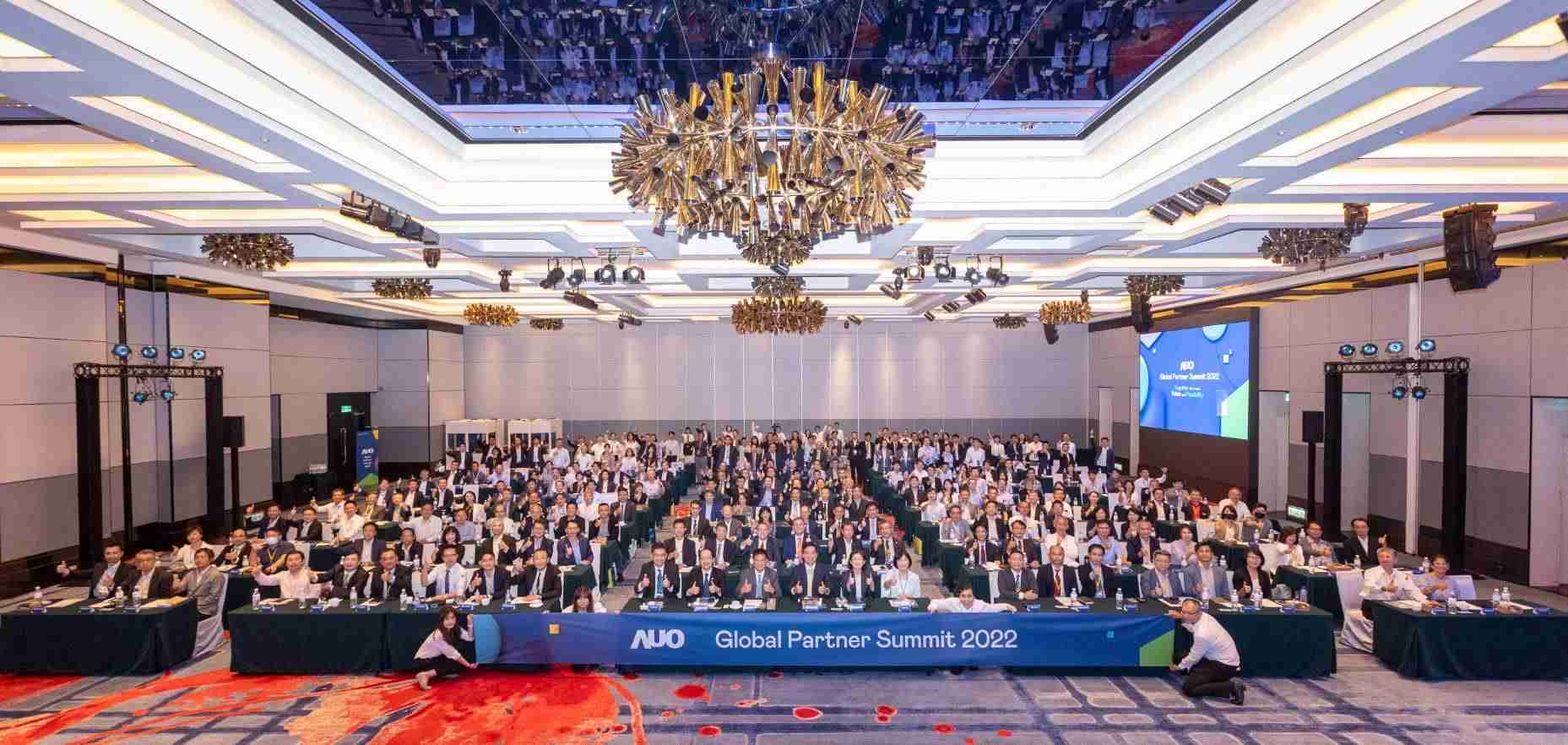 友達推動「安心、、、創新、、、、用心、、、、同心、、、、盡心」五星職旅，，，，為菲籍員工打造全方位照護，，，首度贏得「人權實踐與發展領袖獎」殊榮