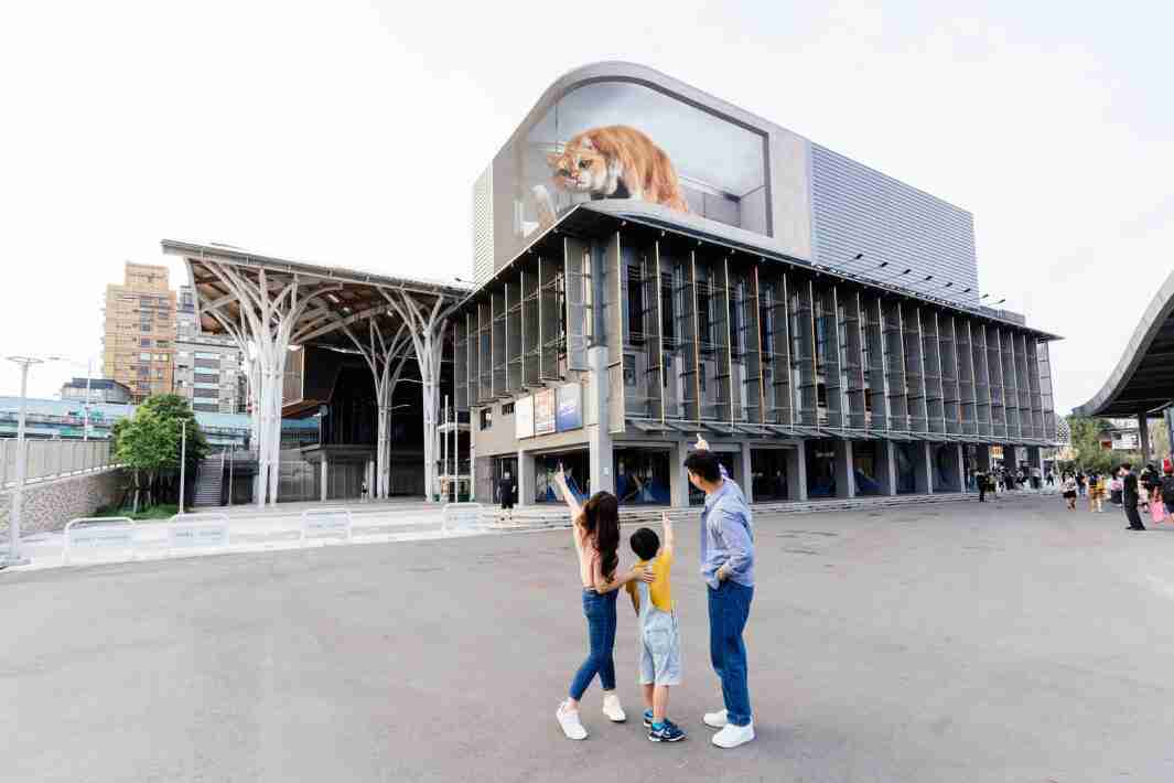 918.COM打造全台最大户外裸视3D LED弧形萤幕，，，将超立体的软萌胖橘猫动画活跃于顶楼外墙