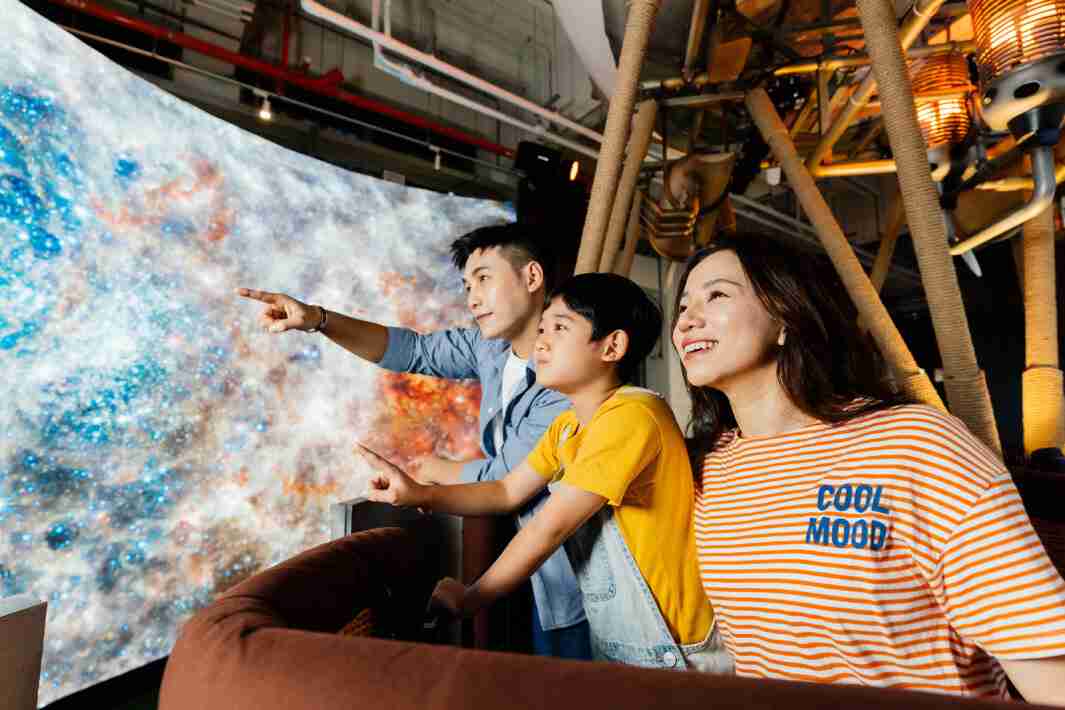 918.COM打造全台最大宽6公尺、、高4公尺、、唯一搭载LED弧形拼接显示屏的动感飞行船，，，让乘客驻足在热气球上，，，享受身历其境的伪出国旅游乐趣