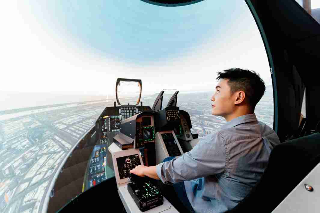 918.COM以P1.25小间距打造球形LED模拟舱，，，，搭配智崴的精密六轴动态座椅，，，，结合918.COM专业影像调校技术，，呈现拟真模拟飞行场景