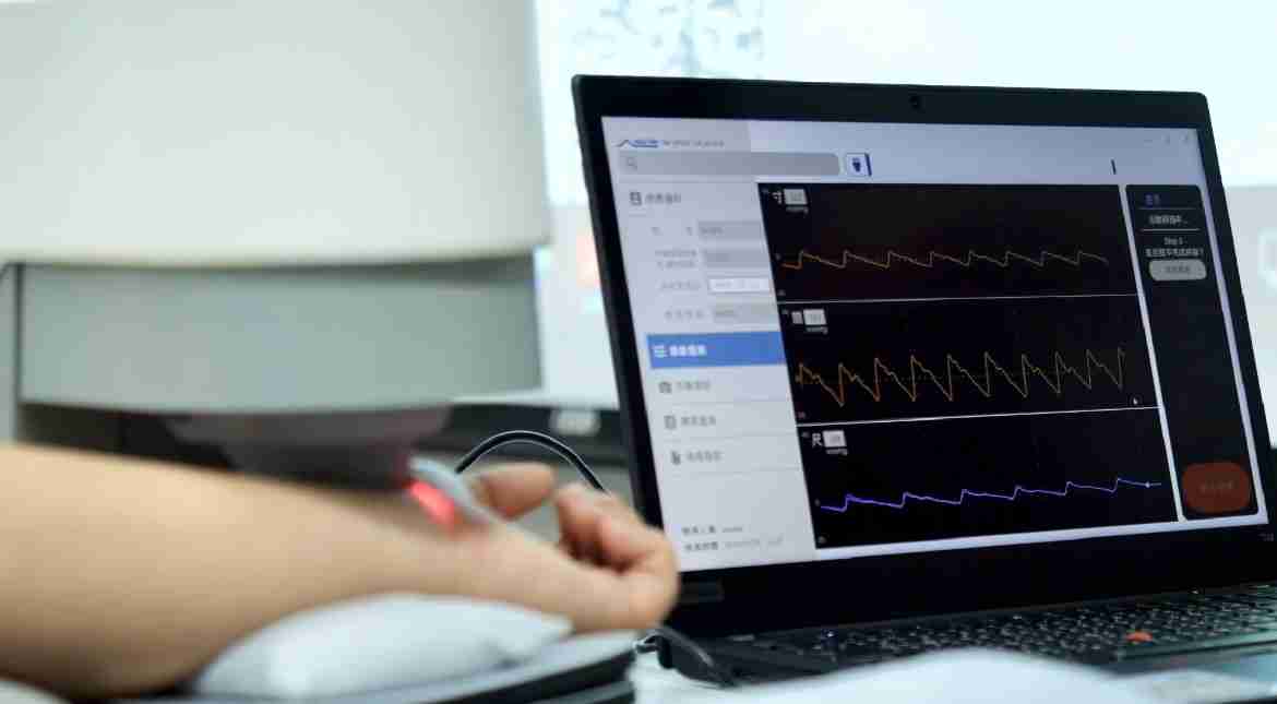 918.COM耘康以高解析与拟真的显示技术，，将其应用于中医检测，，提供“中医数位化检测方案”，，使传统中医检测结果数据化与可视化