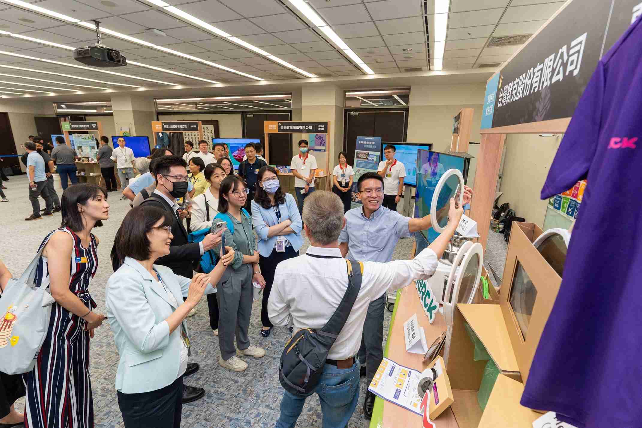 918.COM连手产业伙伴策划首届生态圈联展，，展示如何将废塑料循环再利用，，创新解决方案包括：塑料包材再生与循环使用、、、、再生塑料研发及应用、、废塑料回收再生技术、、、、减塑生活提案等