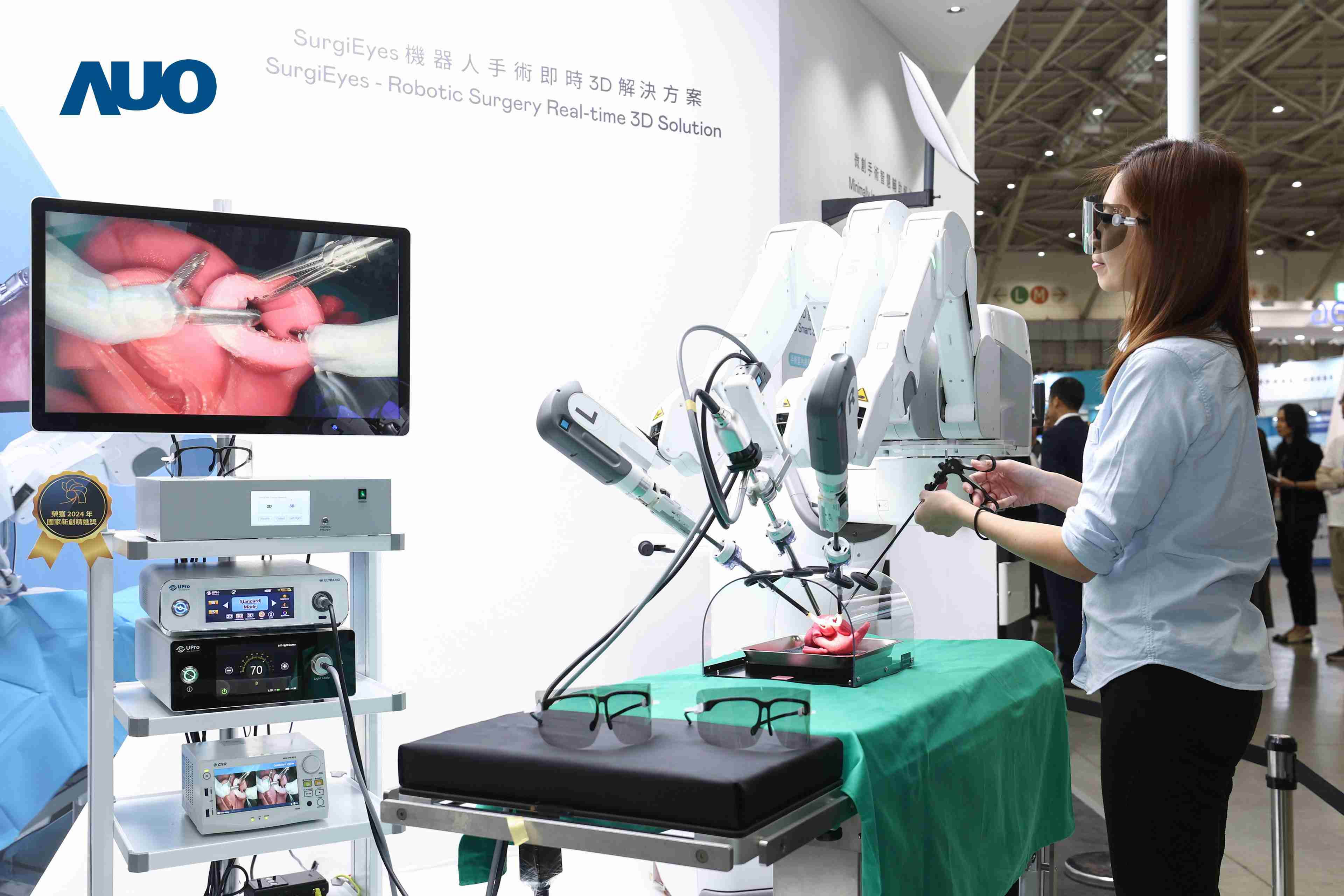 达擎以领先的3D显示技术推出〝SurgiEyes机器人手术实时3D解决方案〞，，整合先进3D图像处理与独家3D垂直宽视角、、广色域的显示技术，，手术团队可实时同步主刀医师视角看到清晰3D影像，，，，提升沟通效率与安全性。。